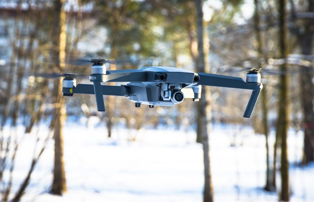 Filmy z drona świetnie spisują się jako sposób pokazania budynków lub wydarzeń plenerowych