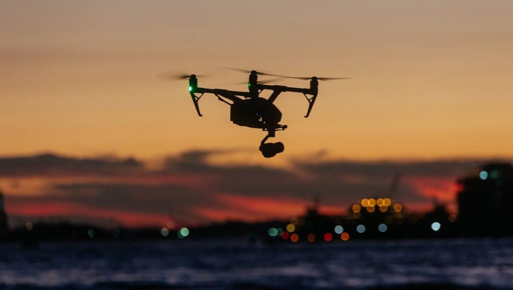 Film eventowy z lotu ptaka - jak bezpiecznie filmować dronem?